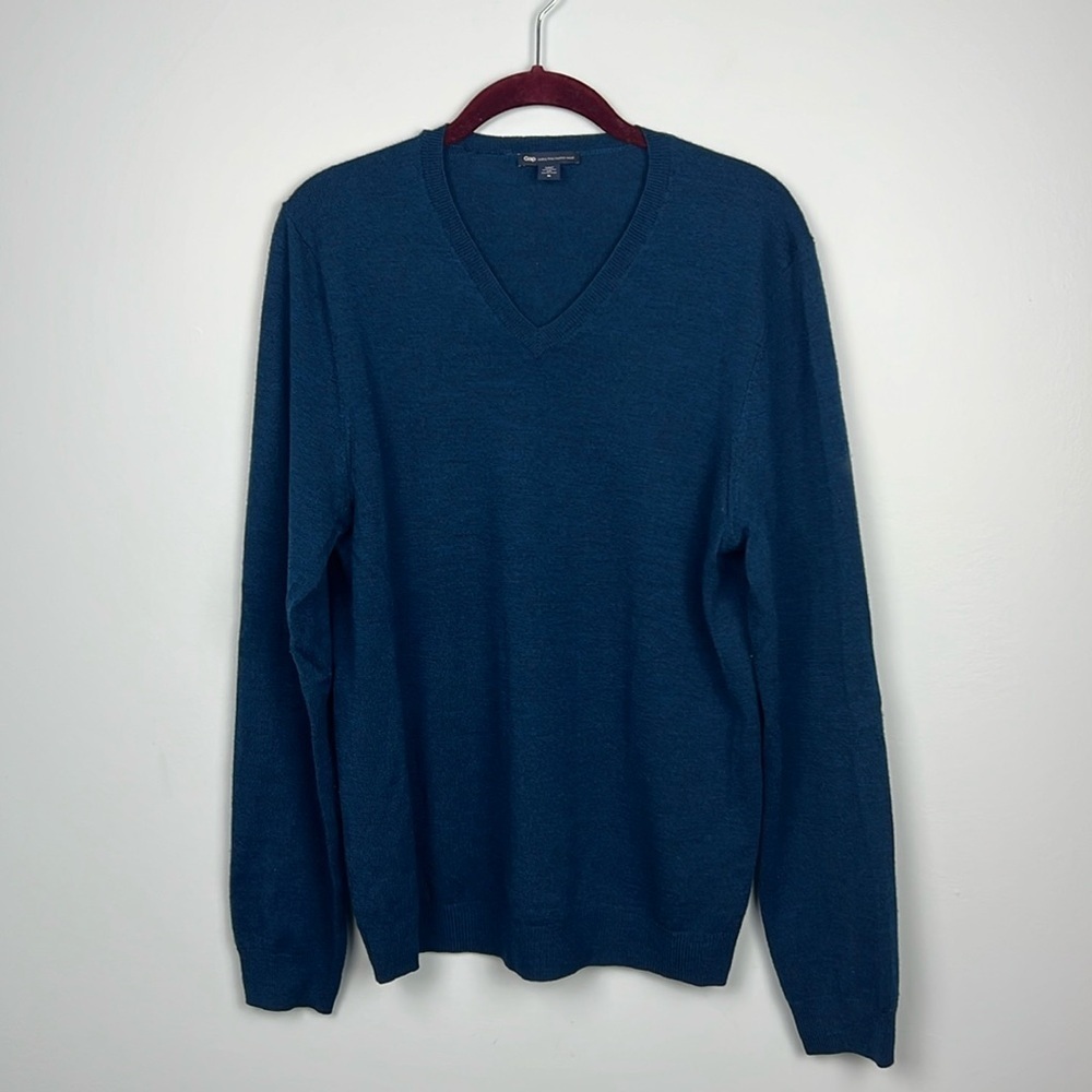 Gap men’s 100% Extra Fine Merino Wool V Neck sweater size medium